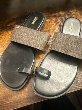 Michael Kors Brown Logo Strap Black Footbed women’s Toe-Loop Slides
